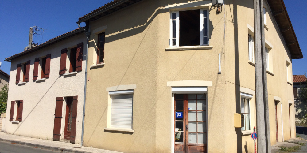 maison à LA ROCHE CHALAIS (24490)