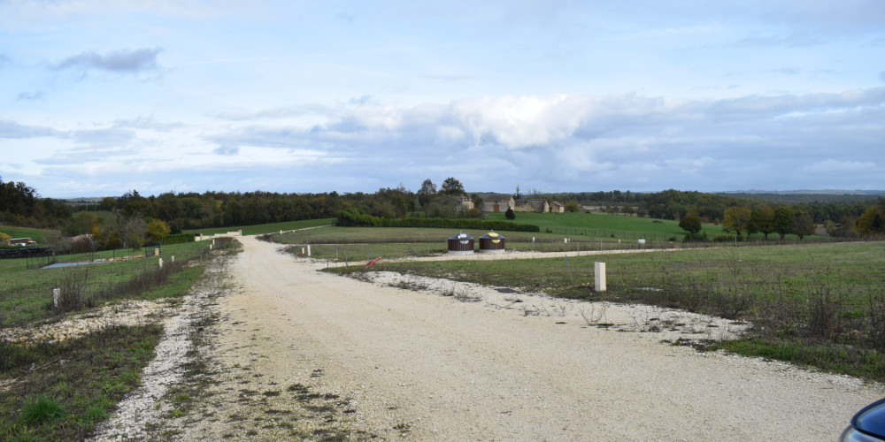 terrain à PERIGUEUX (24000)